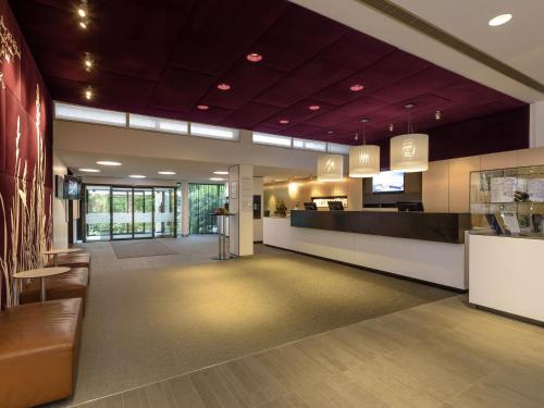 a lobby of a hospital with a reception desk at Congress Hotel Mercure Nürnberg an der Messe in Nuremberg