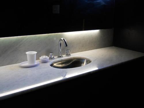 Un mostrador de baño con un lavabo con una taza. en Altos de Mar y Sol en Mar del Plata