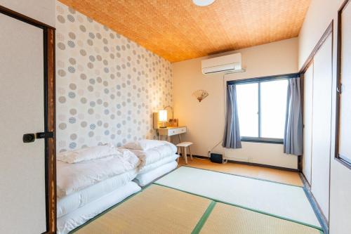 Government-certified accommodation 10-minute walk from the station Maximum 6 people No transfers required to Namba