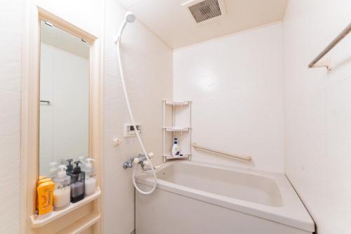 Government-certified accommodation 10-minute walk from the station Maximum 6 people No transfers required to Namba