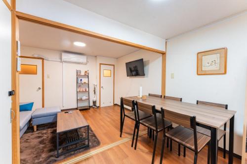 Government-certified accommodation 10-minute walk from the station Maximum 6 people No transfers required to Namba