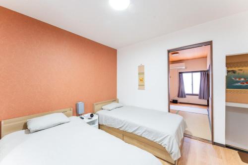 Government-certified accommodation 10-minute walk from the station Maximum 6 people No transfers required to Namba