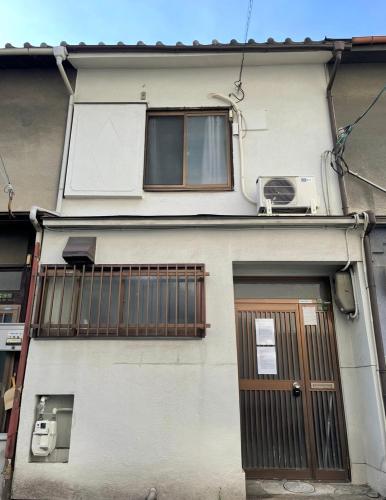 Government-certified accommodation 10-minute walk from the station Maximum 6 people No transfers required to Namba
