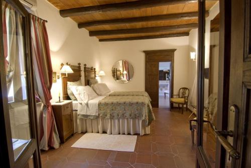 1 dormitorio con cama y espejo en Hotel Lucrezia, en Riola Sardo