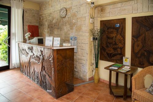 Habitación con pared de piedra, encimera y mesa. en Madonna Della Neve, en Pettenasco