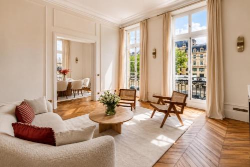 Suite Avenue des Champs-Élysées : Luxe Parisien