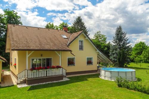 Villa Cujez With Sauna And Pool - Happy Rentals