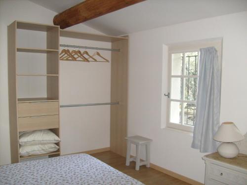 Saint-AndiolにあるLes grands pinsのベッドルーム(ベッド1台、窓付)
