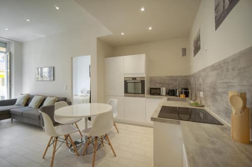 FRGK LE Hoche Luxury 2BR - Large Terrace - 2 min Palais