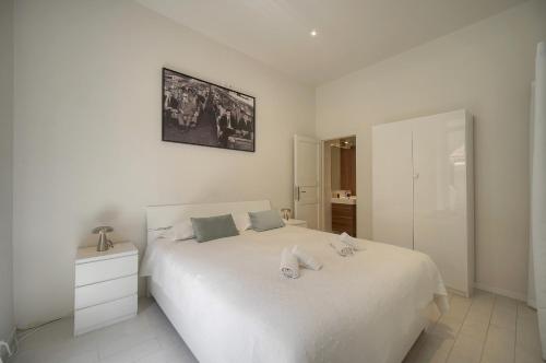 FRGK LE Hoche Luxury 2BR - Large Terrace - 2 min Palais