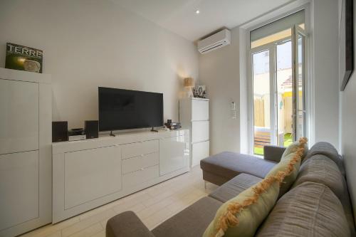 FRGK LE Hoche Luxury 2BR - Large Terrace - 2 min Palais