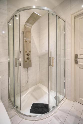 FRGK LE Hoche Luxury 2BR - Large Terrace - 2 min Palais