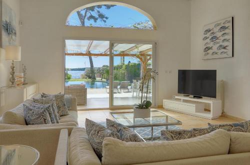 FRGK Villa Moure Rouge Palm Beach