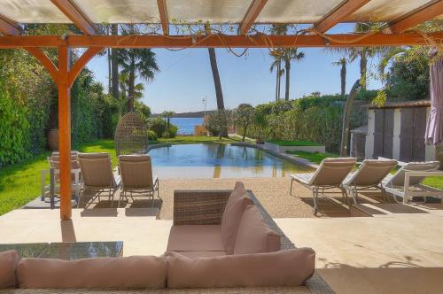 FRGK Villa Moure Rouge Palm Beach