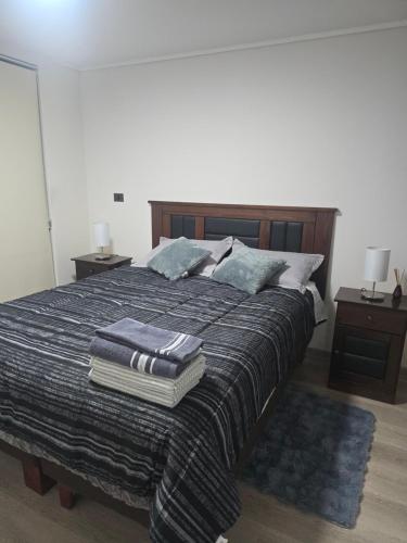 a bedroom with a bed with two pillows on it at Apartamento Céntrico y Equipado in Concepción