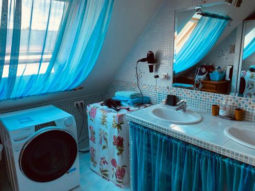 a bathroom with a washing machine and a sink at Location maison 2 chambres in Carnac