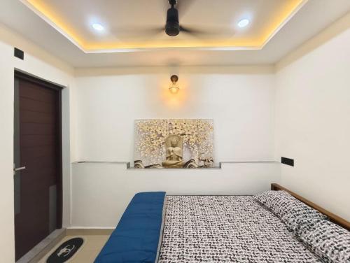 a bedroom with a bed and a painting on the wall at River Portico in Tenmalai