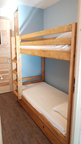 クールシュヴェルにあるLes Briguesの二段ベッド2組が備わる客室です。