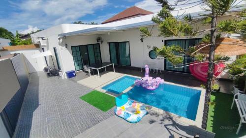 a house with a swimming pool with a mermaid in it at บ้านออมPool villa บางแสน om in Ban Bang Saen (1)