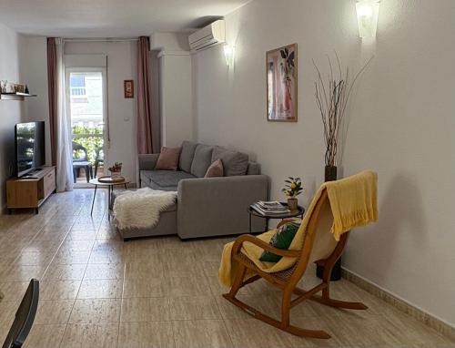 Piso con piscina, céntrico, cerca de la playa