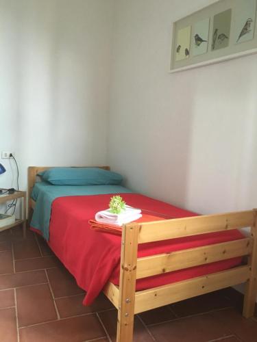 グラヴェドーナにあるCasa Cameliaの小さなベッドルーム(赤い毛布付きのベッド付)