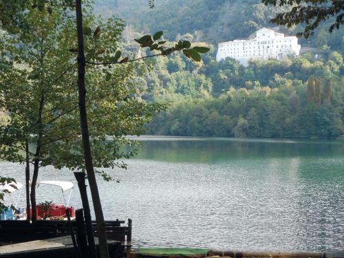 a view of a lake with a building in the background at Hotel La Pergola in Rionero in Vulture