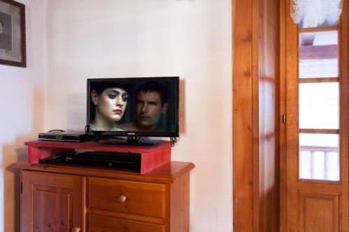 TV a/nebo společenská místnost v ubytování Maison Carré