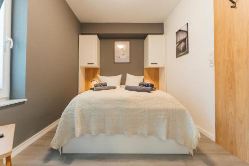 a bedroom with a large bed in a room at Deich 71 in Borkum