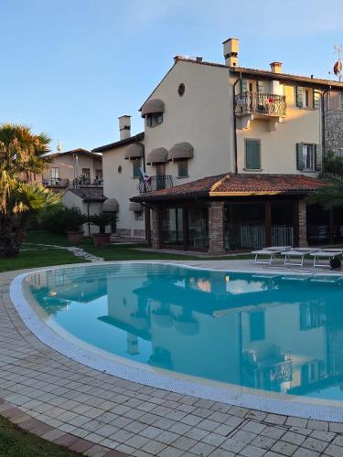 a large swimming pool in front of a building at Apartment Villa Kennedy - Bob in Sirmione