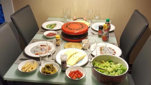 Una mesa con platos y cuencos de comida sobre ella. en Disentiserhof C502, en Disentis