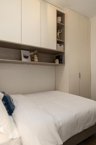 Azure Elegant Apartment by BiNoBi!