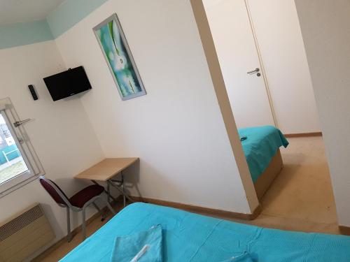 - une chambre avec un miroir, un lit et un bureau dans l'établissement Hôtel Holiday Lyon Est, à Saint-Pierre-de-Chandieu
