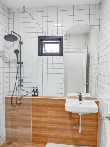 a bathroom with a sink and a shower at ลิบเบล โฮมสเตย์ in Ban Nong Sa