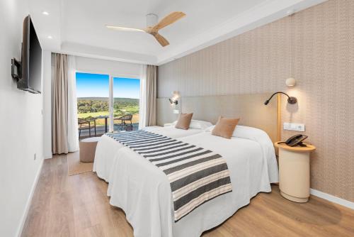 ein Hotelzimmer mit Bett und Balkon in der Unterkunft HSM Atlantic Park in Magaluf
