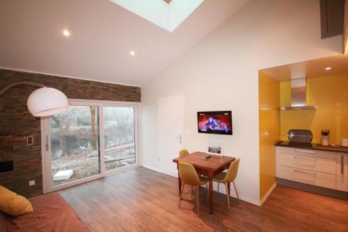 une cuisine et une salle à manger avec une table en bois dans l'établissement Les Bords de L´Ill, à Illhaeusern