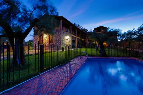 - une piscine en face d'une maison dans l'établissement Hotel Rural La Covacha, à Losar de la Vera