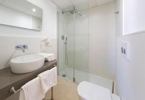 a bathroom with a sink and a shower at Playa Bella Beach Apartments in San Antonio Bay