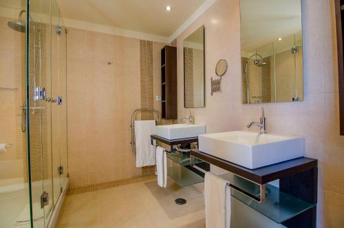 a bathroom with two sinks and a shower at Villa Vista in Valados