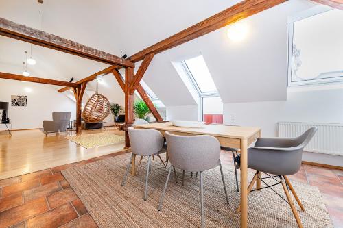 Air-conditioned 2-bedroom attic loft with terrace