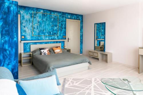 a bedroom with a bed and a blue wall at Arz'Urla Restaurant & Otel in Urla