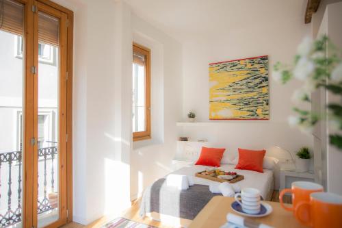 a white living room with a couch and a table at Balcón de Manet in Valencia