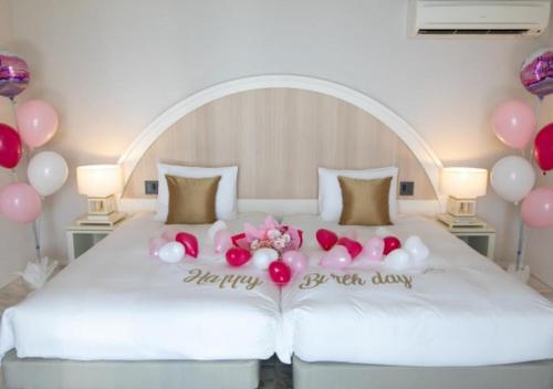 a bed with balloons and a sign that says happy birthday at at60% - Vacation STAY 53162v in Nishibaru