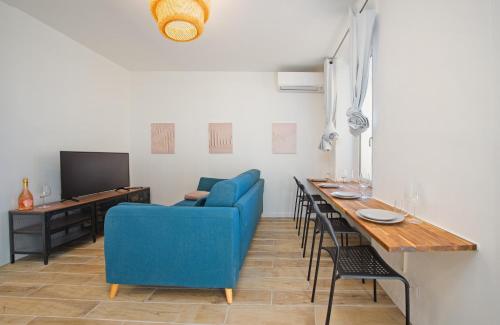 Nice, 3-room refurbished apartment near train station