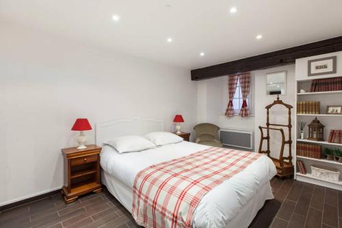 a bedroom with a bed with a red and white blanket at Le Cocon Petite France in Strasbourg