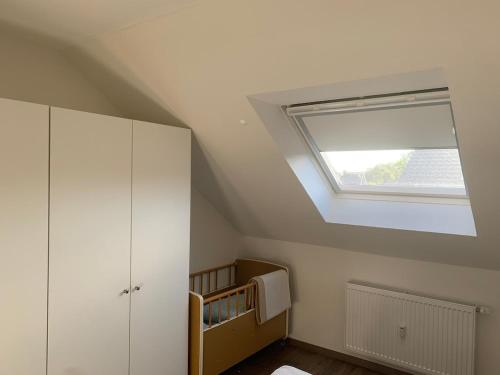 a attic room with a skylight and a window at Kiebitz Schmuckstück in Walibo in Lippstadt