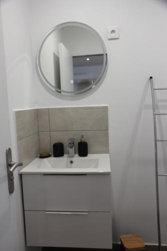 a bathroom with a sink and a mirror on the wall at Maison d'hote villa monique in Cuges-les-Pins