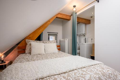 a bedroom with a bed and a kitchen at Le 38-Appart'Hôtel-GregIMMO in Montbéliard