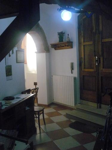 a room with a door and a table and chairs at Il Pozzo Della Citerna in Castelnuovo Berardenga
