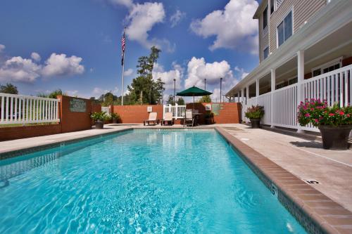 Swimming pool sa o malapit sa Country Inn & Suites by Radisson, Covington, LA