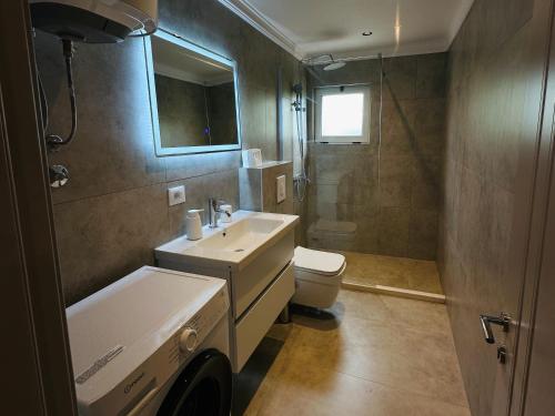 a bathroom with a sink and a toilet at Casa Meellas in Donji Štoj